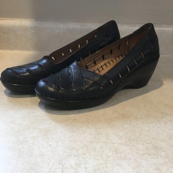 Easy Spirit Shoes - 4/$25 Easy Spirit Slip On Cut Out Low Wedge Heels